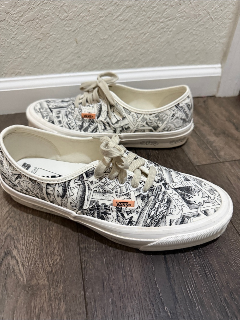 Vans Low-Top Sneakers in Cream and Black Sketch Print